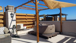 Atico con piscina, parking, bbq, amplia terraza, a 300m de la playa y super en el edificio